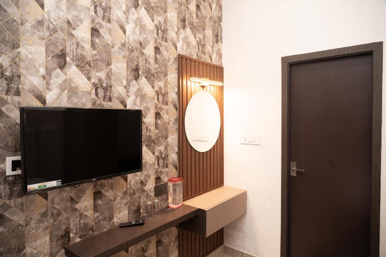 Holy Land Hotel Varanasi Exterior photo