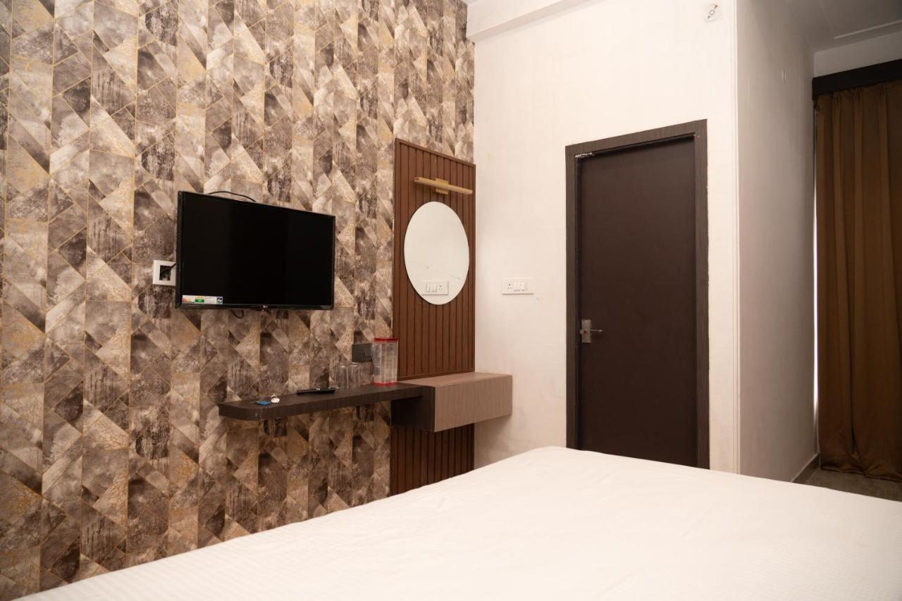 Holy Land Hotel Varanasi Exterior photo