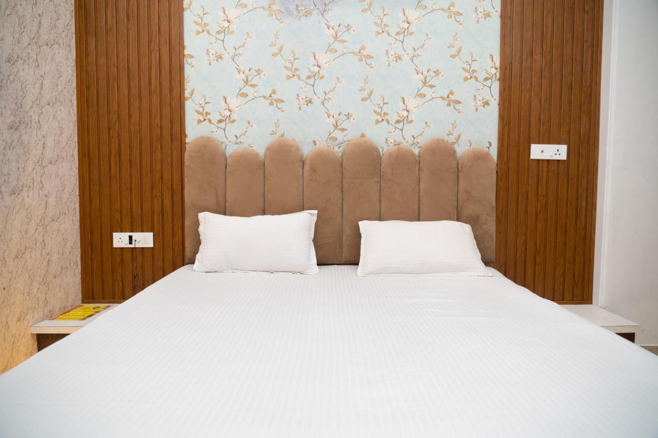 Holy Land Hotel Varanasi Exterior photo