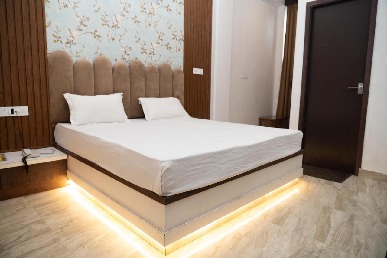 Holy Land Hotel Varanasi Exterior photo