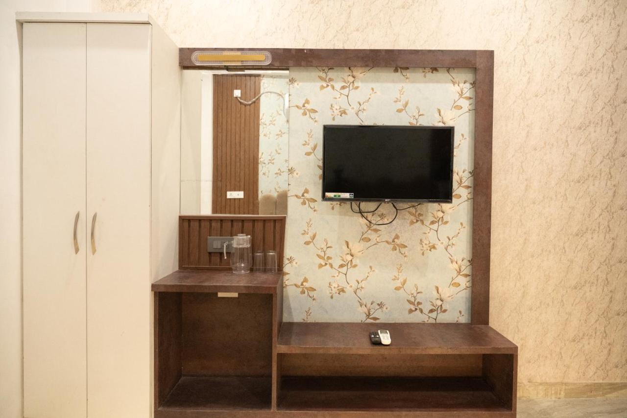 Holy Land Hotel Varanasi Exterior photo