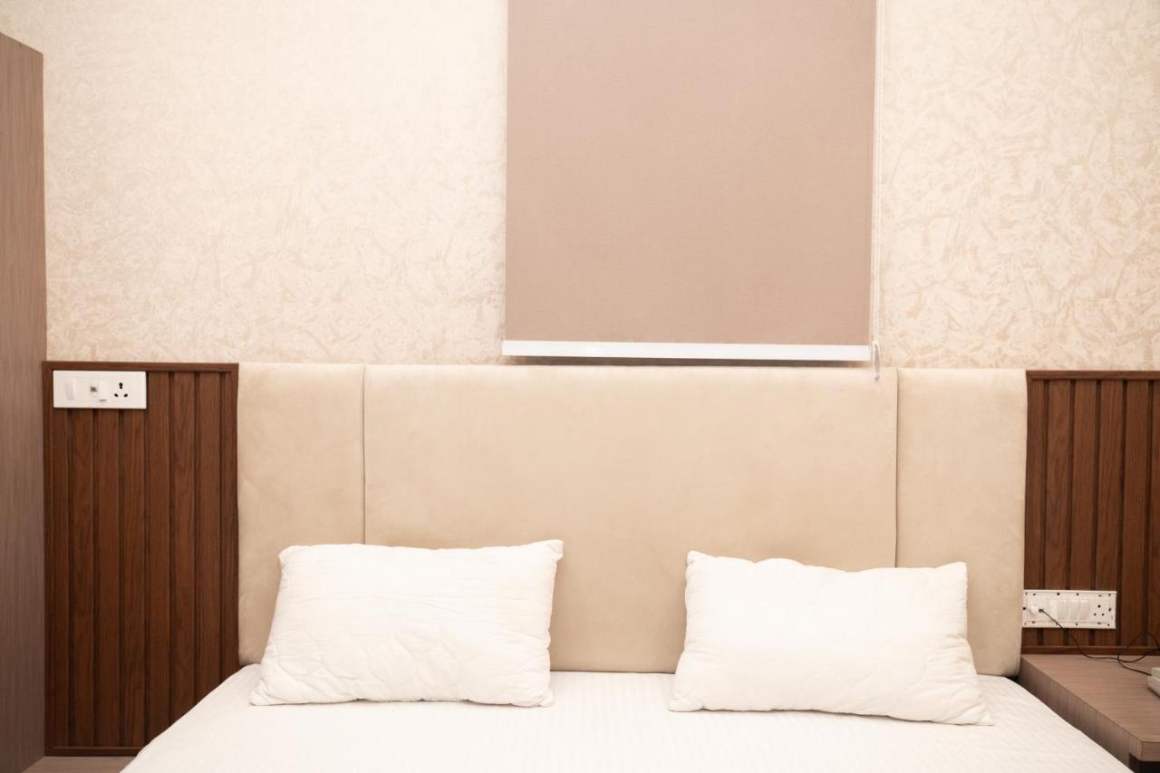 Holy Land Hotel Varanasi Exterior photo